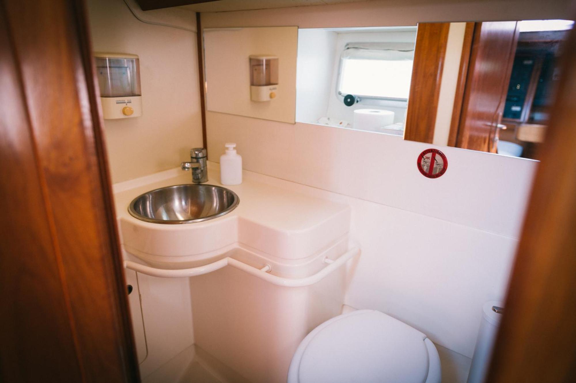 Sleep In Boat Hotell Catania Eksteriør bilde